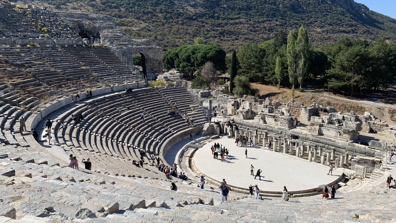 Théâtre grec antique avec des visiteurs.