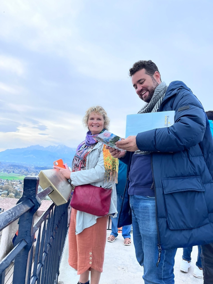 Deux personnes profitant d'une vue panoramique avec des montagnes.