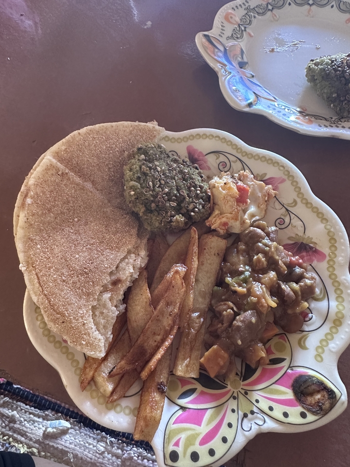 Assiette de plats traditionnels avec du pain et des sauces.