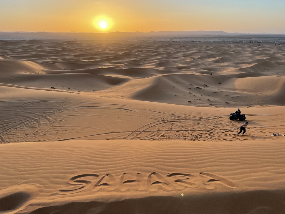 Weite Ansicht von Wüstensanddünen bei Sonnenuntergang.