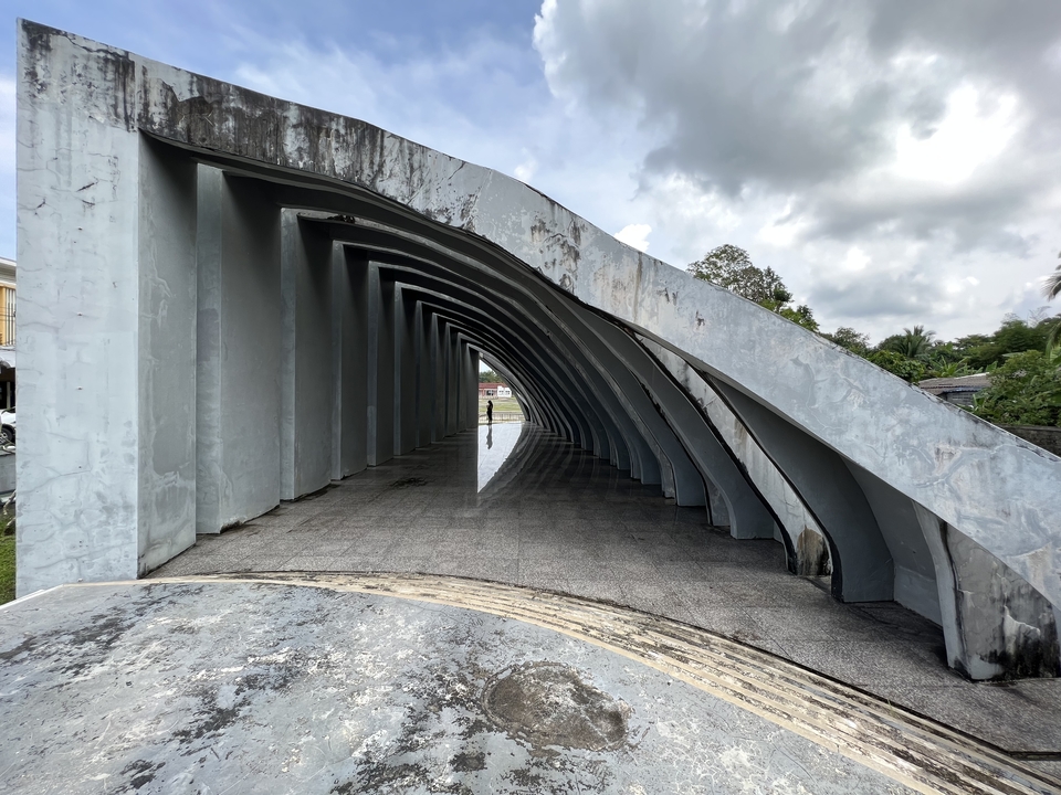 Architecture de pont unique avec arches de soutien visibles.