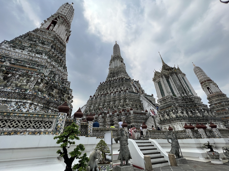 Temple blanc orné avec des détails complexes et des gens qui l'admirent.