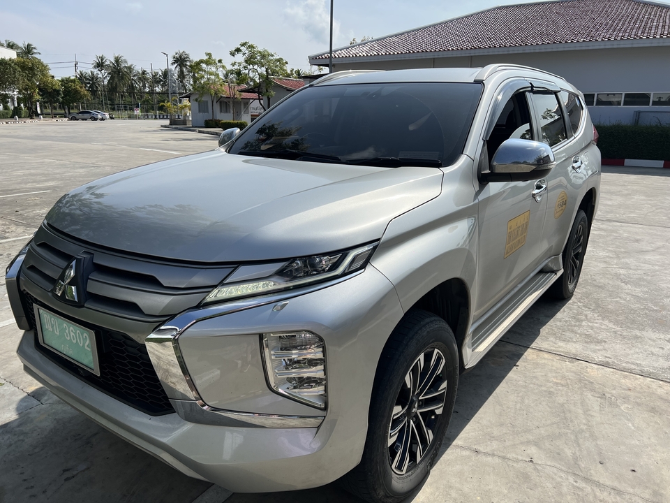 SUV argenté garé dans un cadre extérieur lumineux.