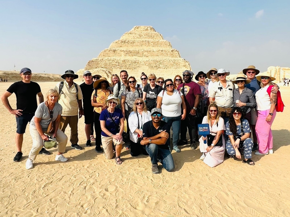Photo de groupe devant une pyramide égyptienne antique.