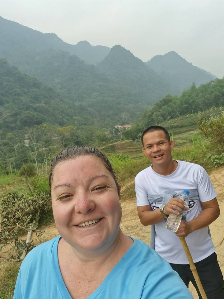 Des personnes qui prennent un selfie dans une région montagneuse.
