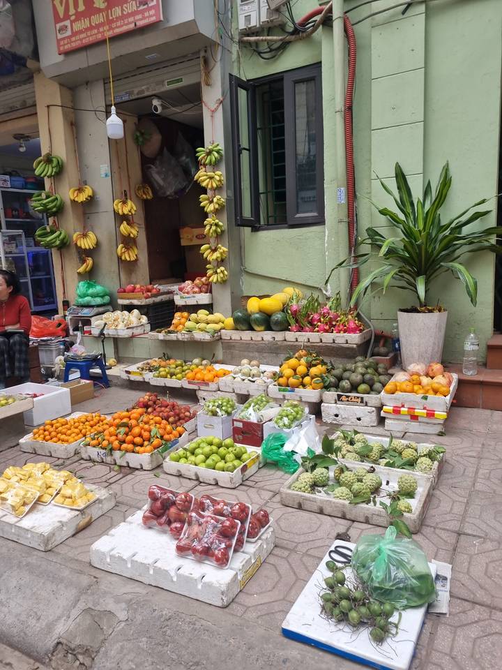 "Des fruits et légumes exposés sur un trottoir."