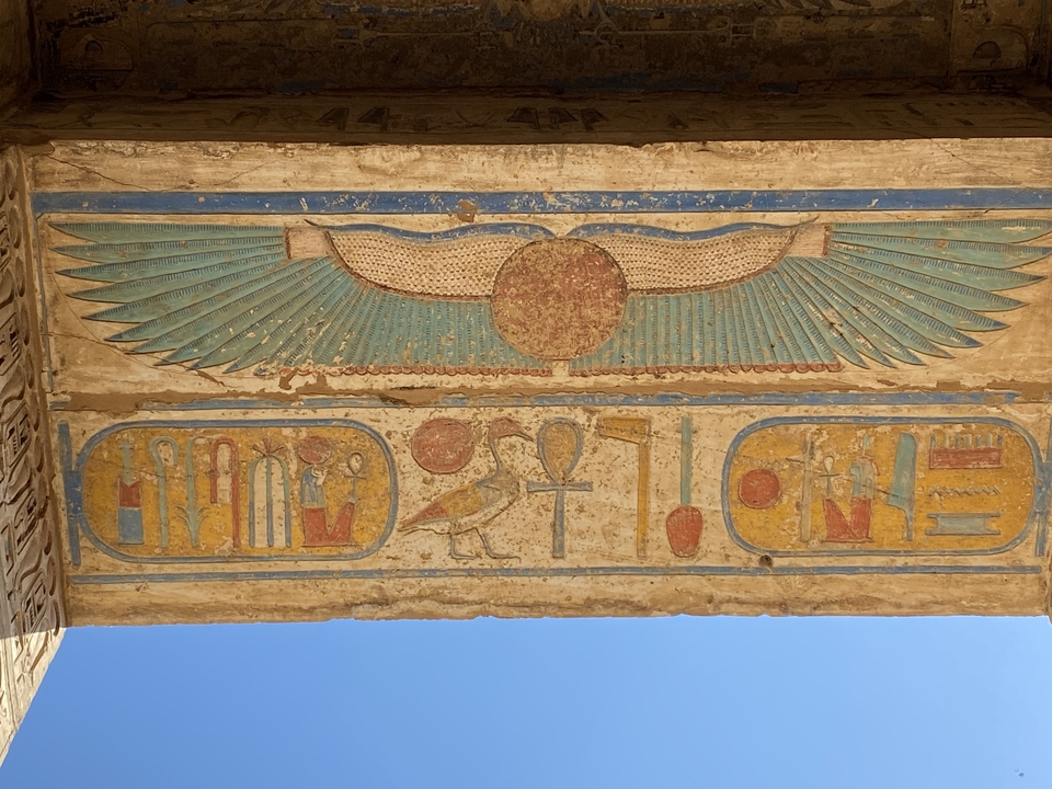 Sculptures égyptiennes antiques colorées et détaillées sur pierre.