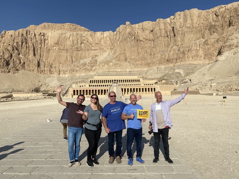 Groupe de personnes posant devant le temple funéraire d'Hatchepsout.