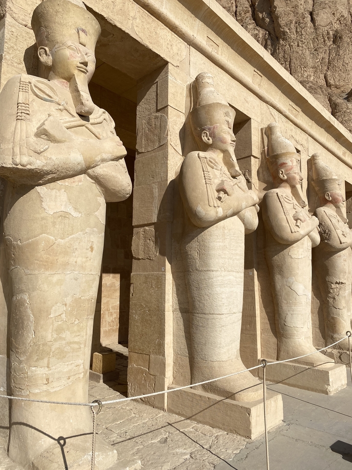 Gros plan de statues dans un temple égyptien antique.