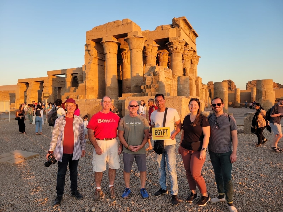Groupe de personnes posant devant des ruines de l'Égypte ancienne.