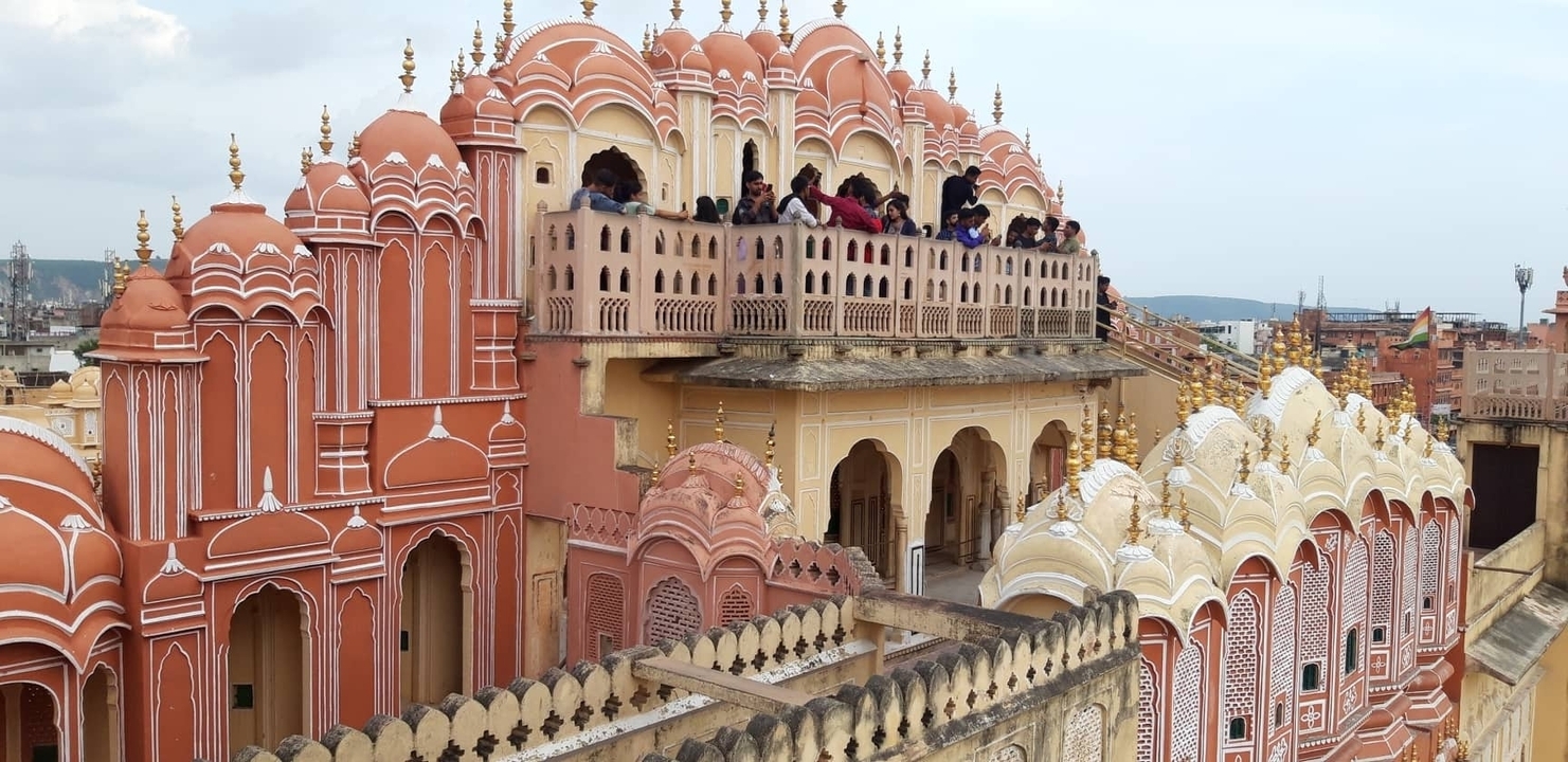 Visiteurs au Hawa Mahal, Jaipur, debout sur le toit.
