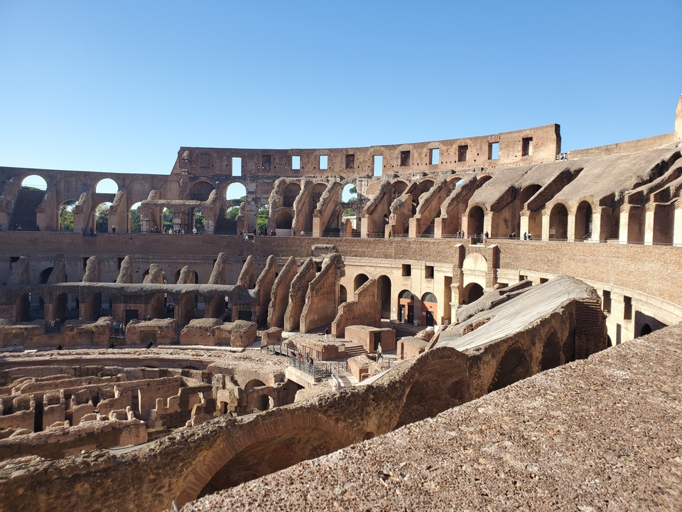 Intérieur du Colisée à Rome, la lumière du soleil projetant des ombres.