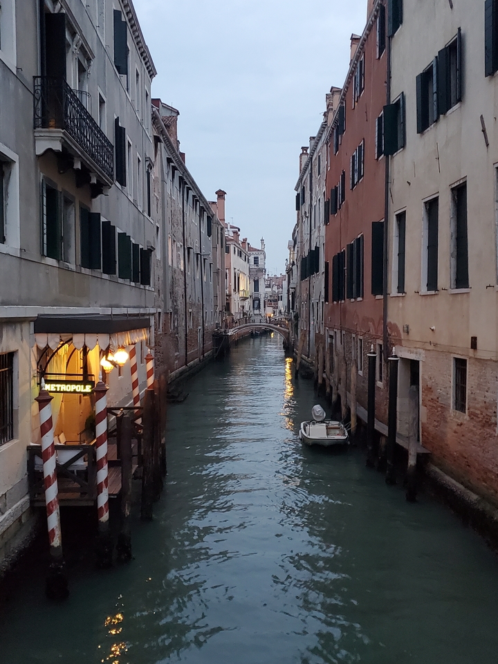 Canal vénitien au crépuscule avec reflets sur l'eau.