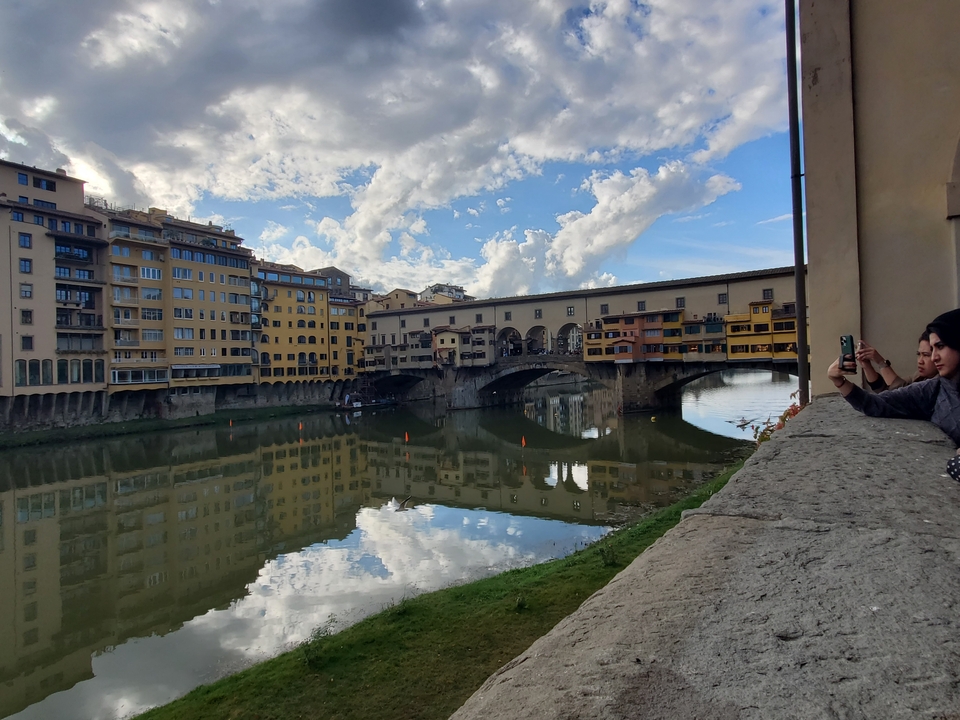 Vue du Ponte Vecchio sur l'Arno avec reflets.