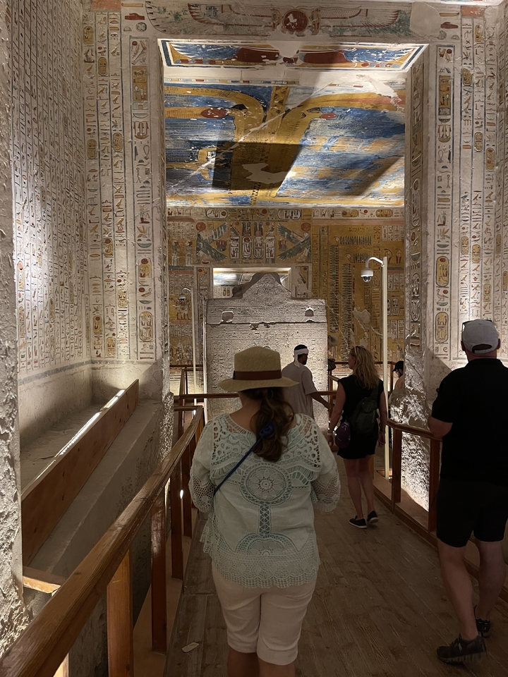 Groupe explorant l'intérieur d'un tombeau égyptien antique.