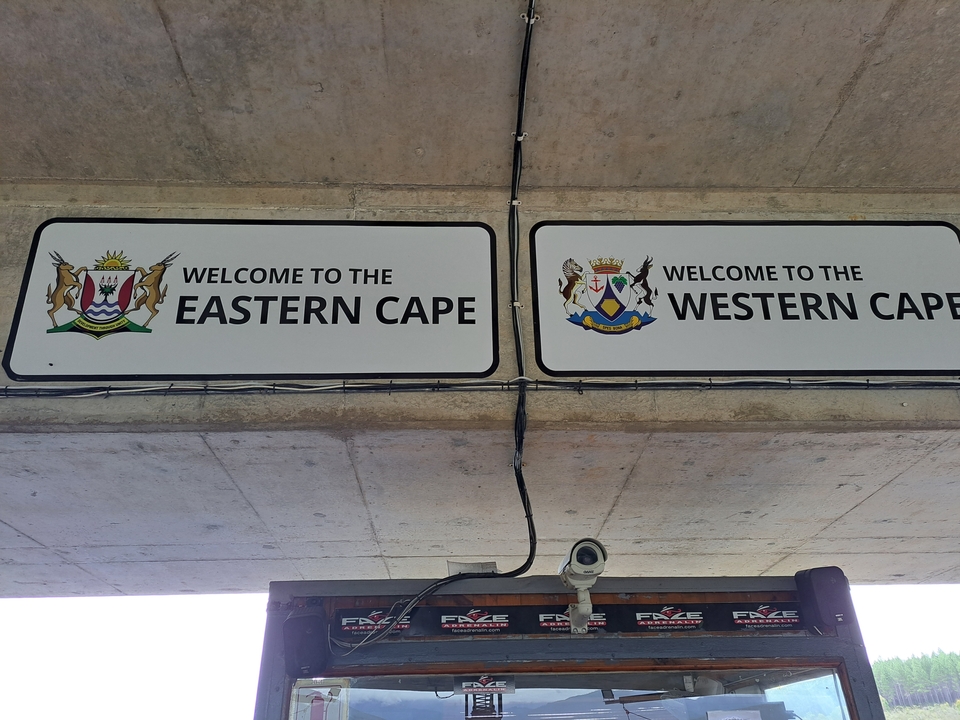 Sign indicating boundary between Eastern and Western Cape.