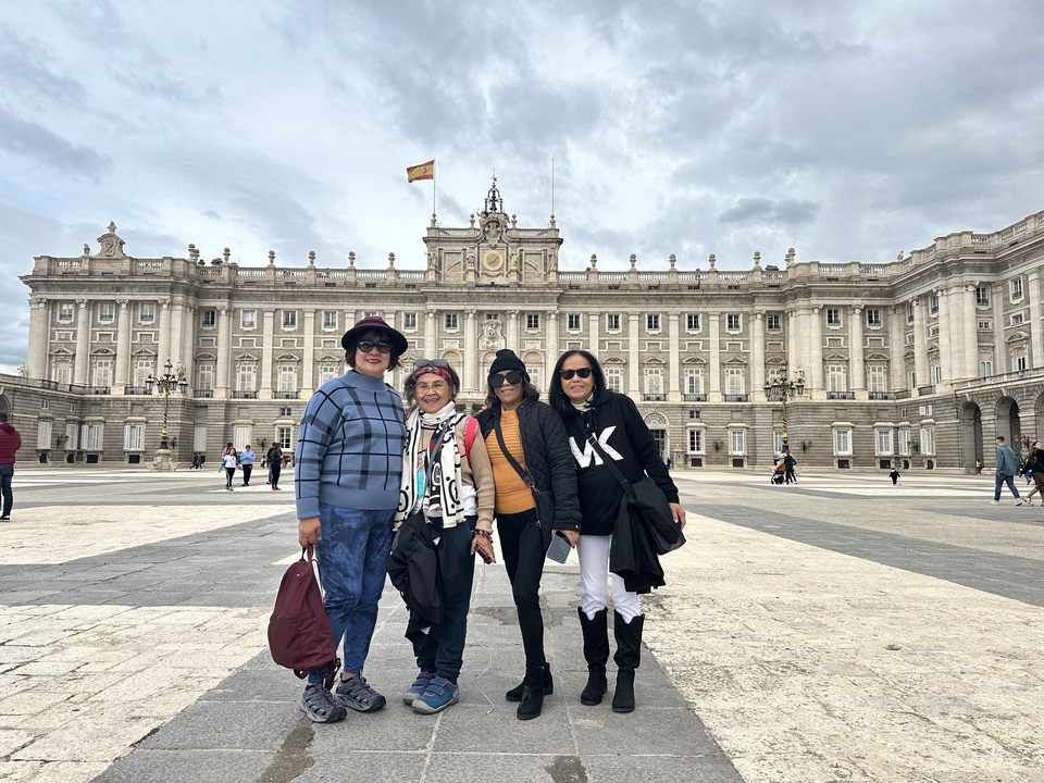 Groupe devant le Palais Royal de Madrid