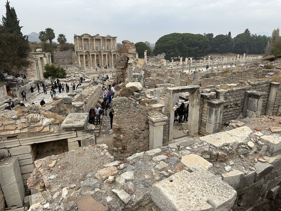 Grandes ruines antiques avec des touristes qui se promènent.