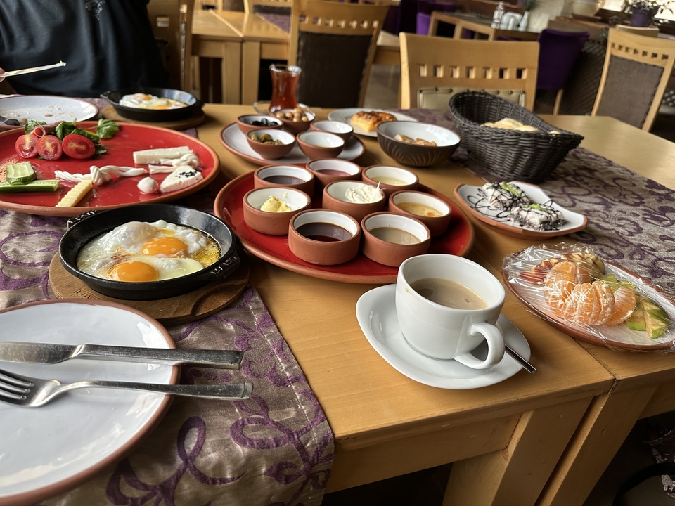 Une table à manger avec une variété d'aliments de petit-déjeuner.