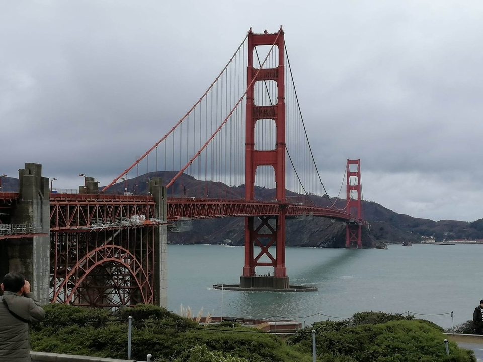 Célèbre pont rouge enjambant une baie.