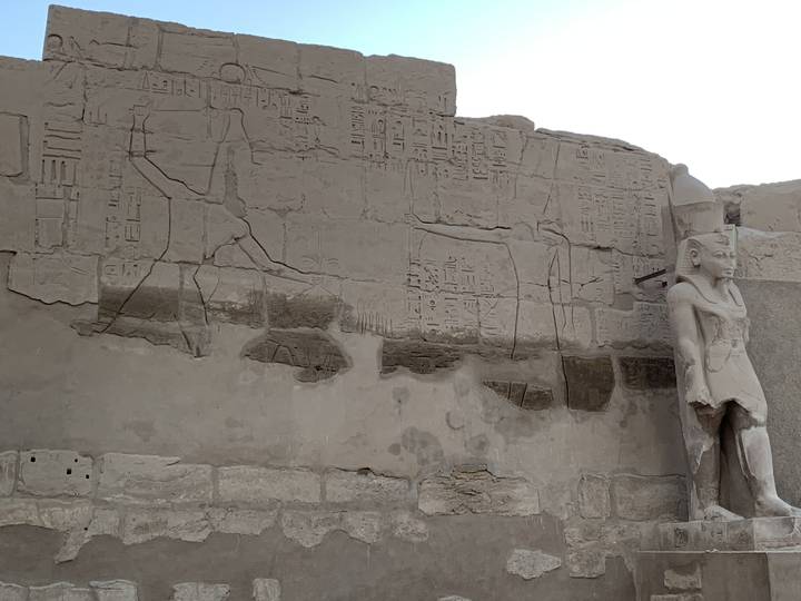 Mur ancien couvert de hiéroglyphes.