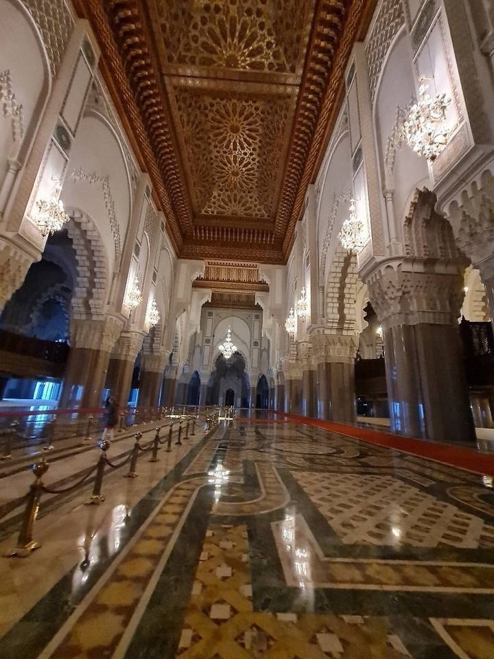 Architecture intérieure complexe d'une mosquée.