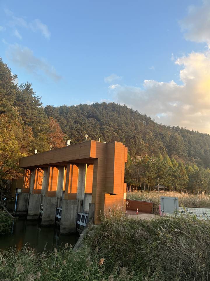 Une structure dans un cadre naturel pendant la journée.