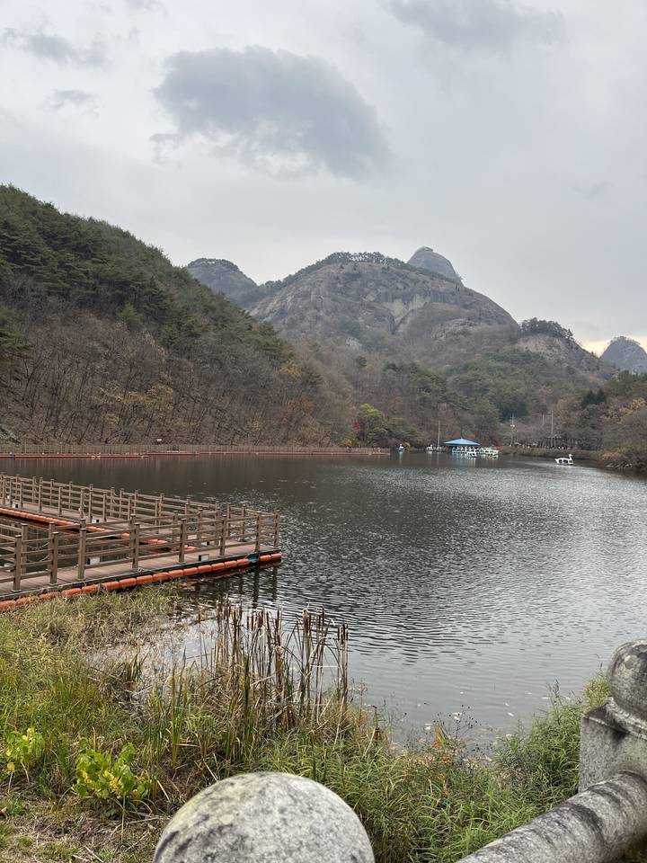 Un lac avec un paysage montagneux.