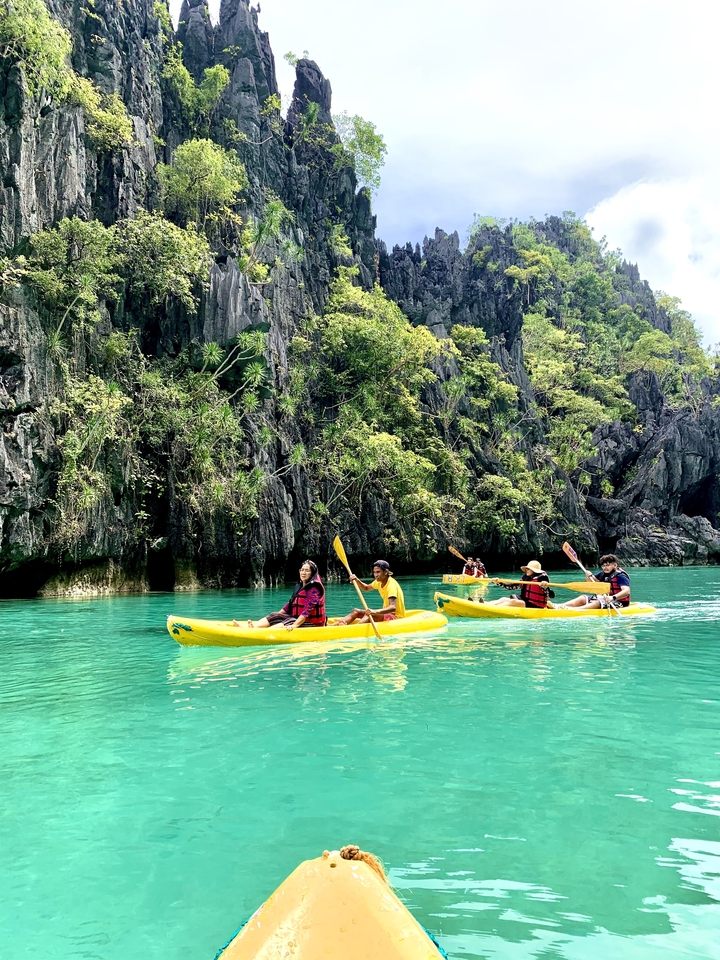 Des gens faisant du kayak dans un cadre tropical.