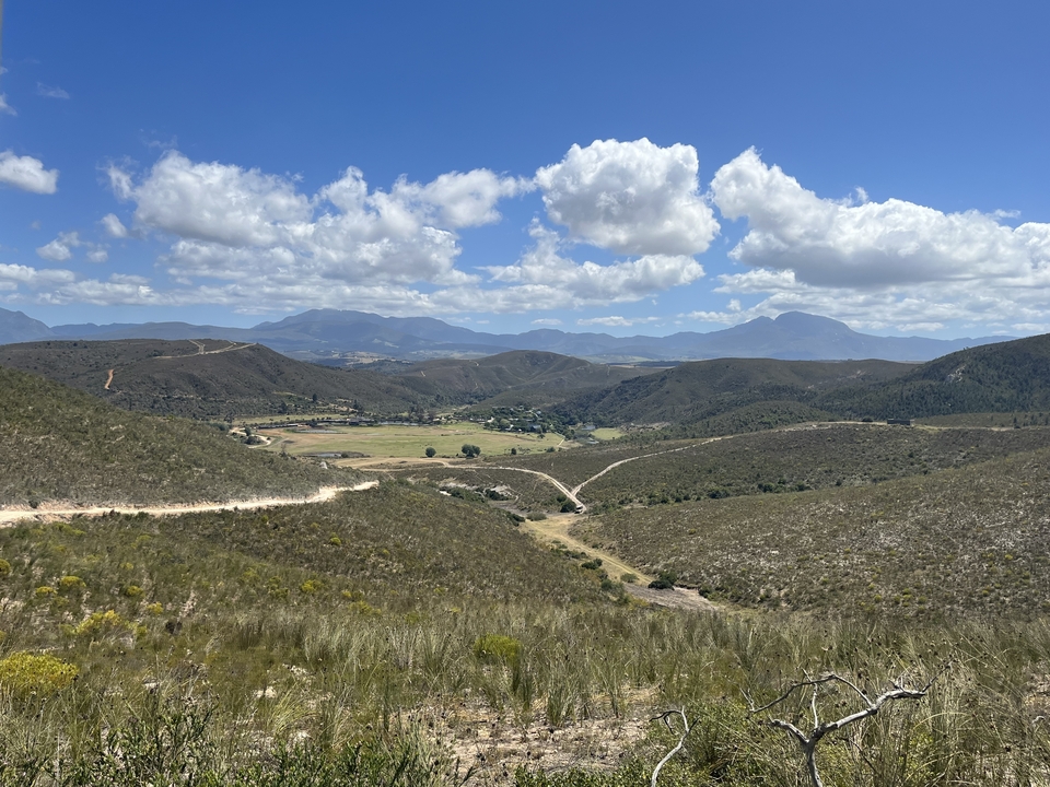 Vue panoramique d'une vallée et de montagnes.