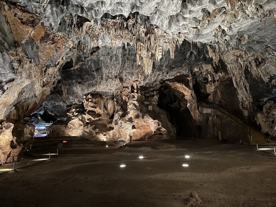 Intérieur de grotte avec stalactites.