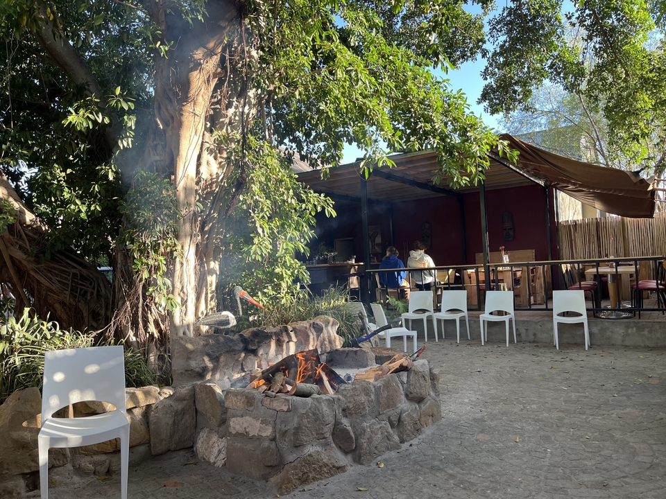 Espace de détente extérieur avec foyer.