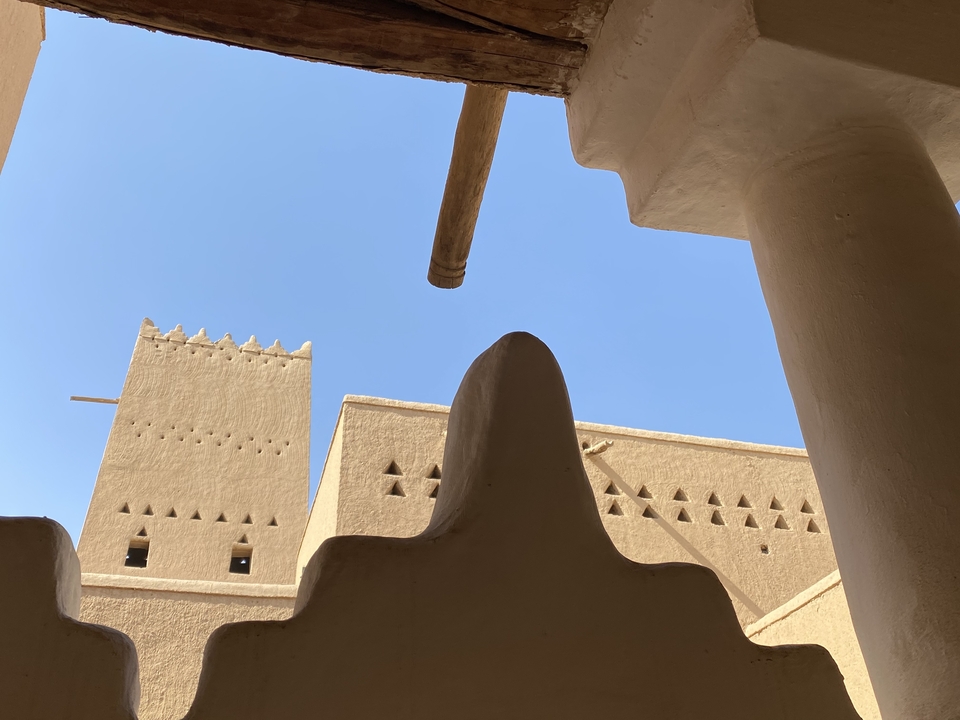 Architecture traditionnelle avec un ciel dégagé en arrière-plan.