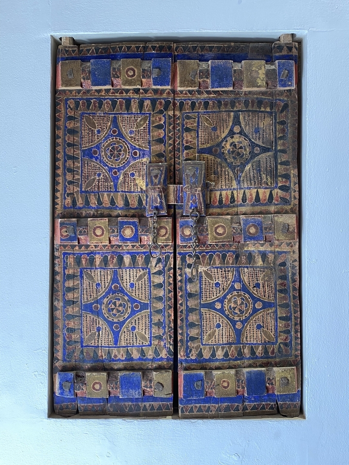 Portes en bois décoratives avec des motifs complexes.