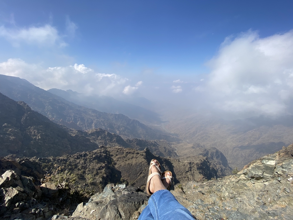Vue de paysage montagneux avec nuages et vallées.