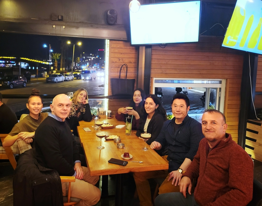 Groupe de personnes dînant dans un restaurant.
