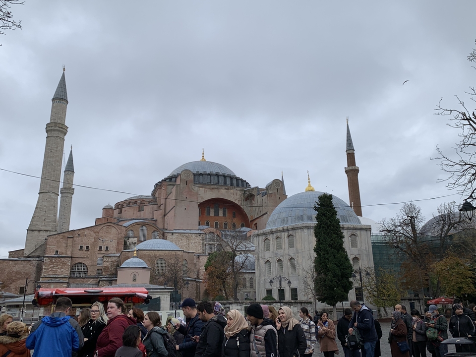 Une grande mosquée avec plusieurs dômes et minarets.