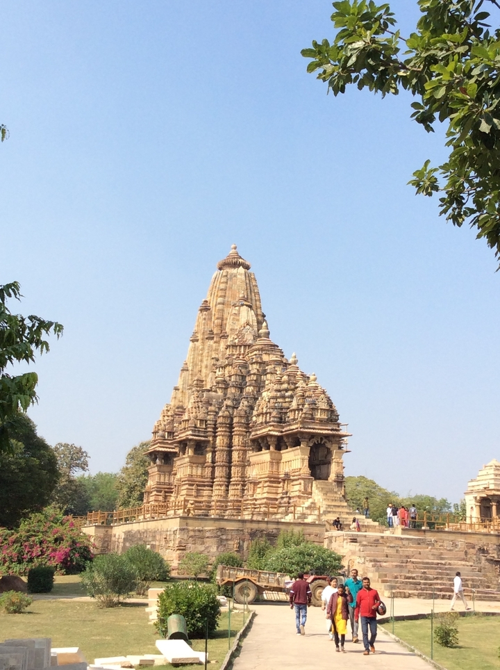 Temple de pierre orné sous un ciel clair.