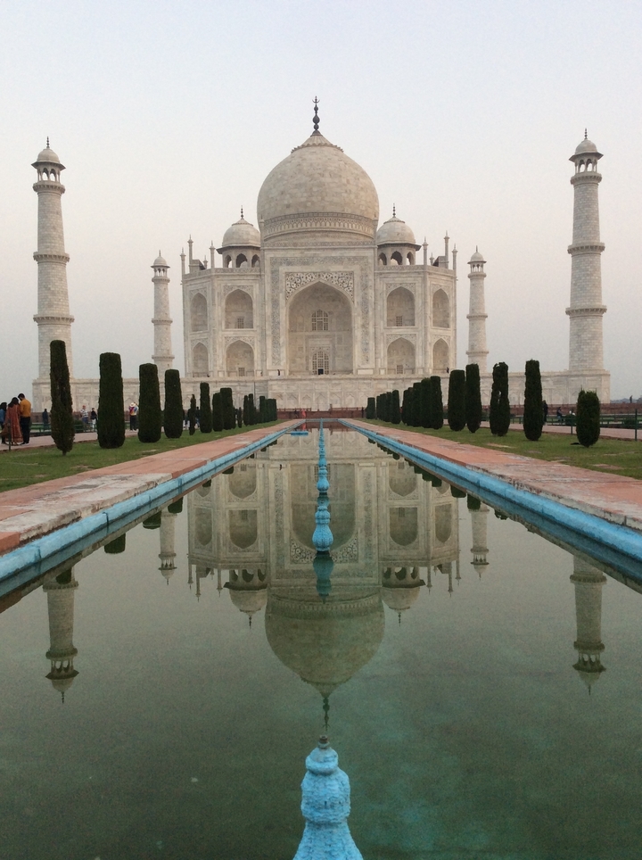 Le Taj Mahal avec son reflet dans un bassin.