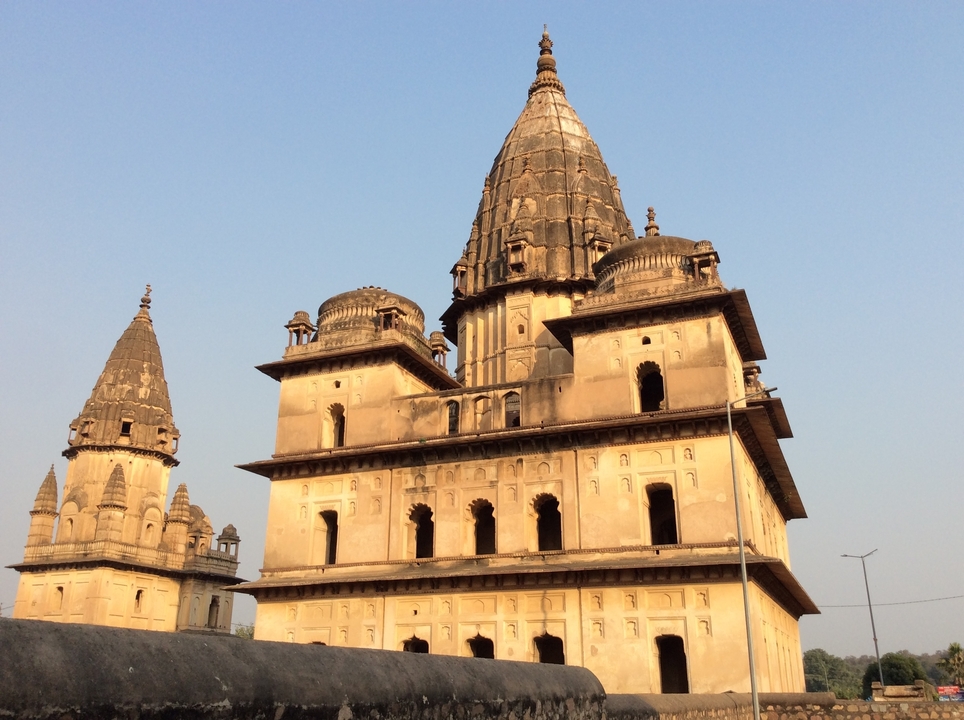 Bâtiments historiques avec des dômes et des flèches sur un ciel bleu.