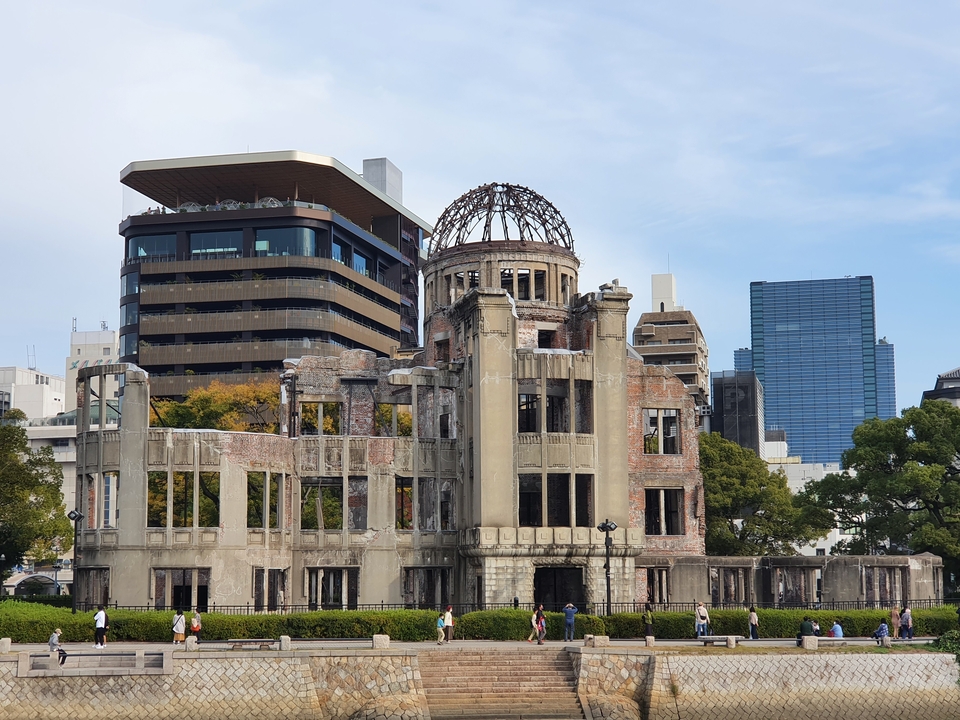 Ruines du Mémorial de la Paix d'Hiroshima entourées de bâtiments modernes.