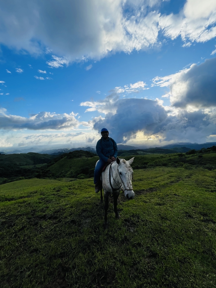 Personne montant à cheval sur fond de ciel nuageux magnifique.