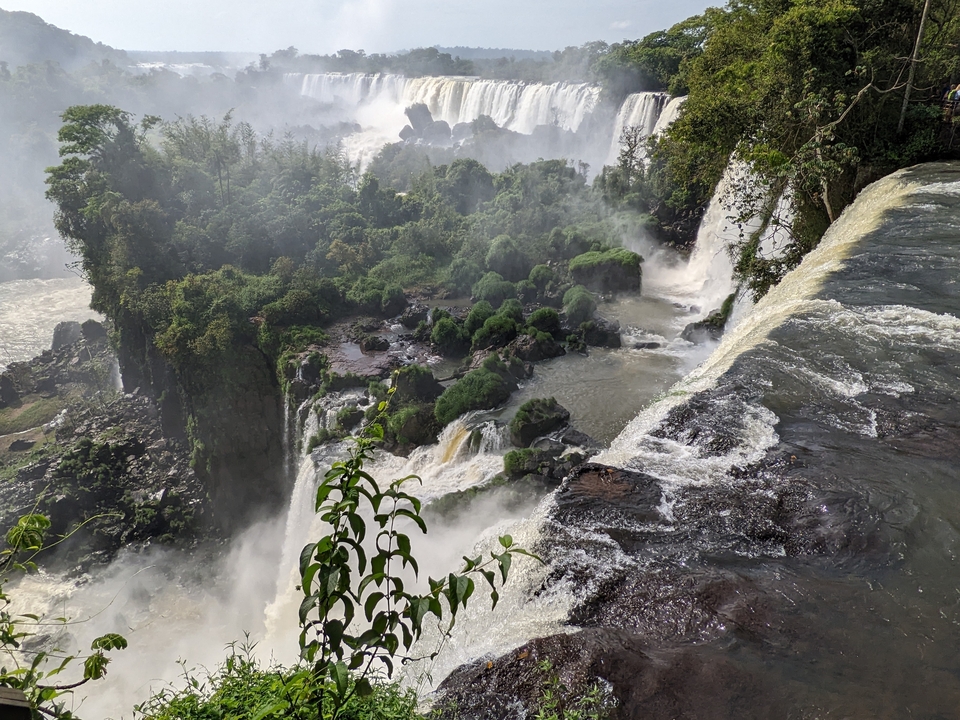 Vue à couper le souffle de cascades qui dégringolent, entourées d'une végétation luxuriante.