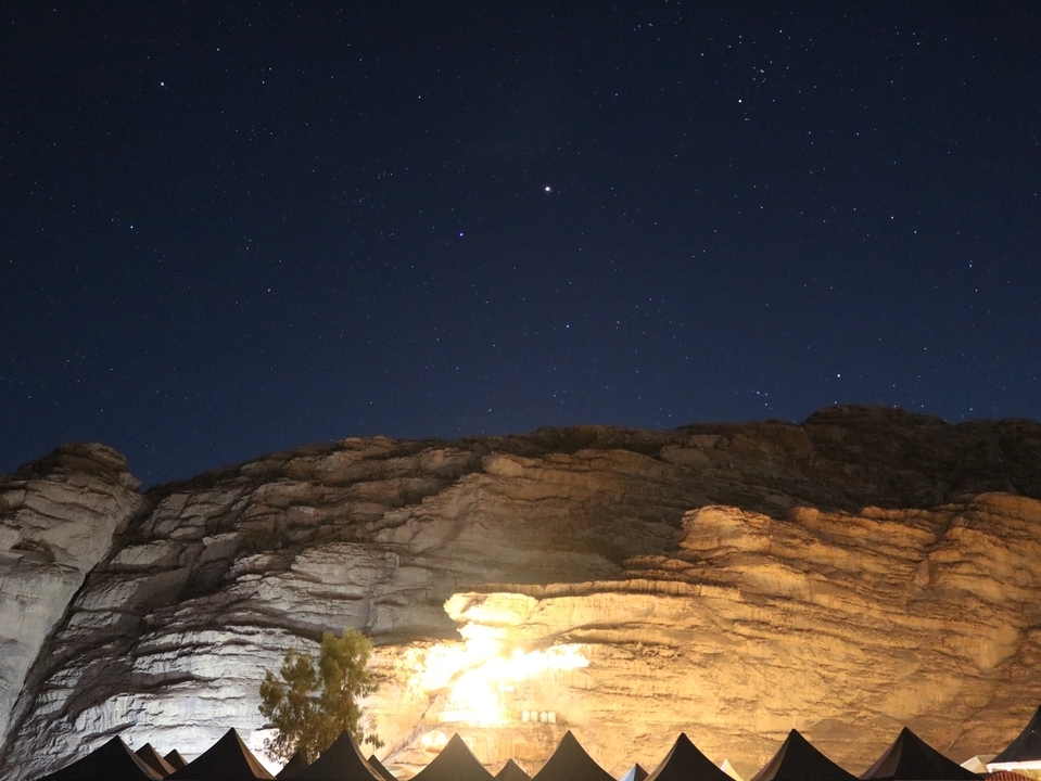 Ciel étoilé au-dessus d'un terrain rocheux