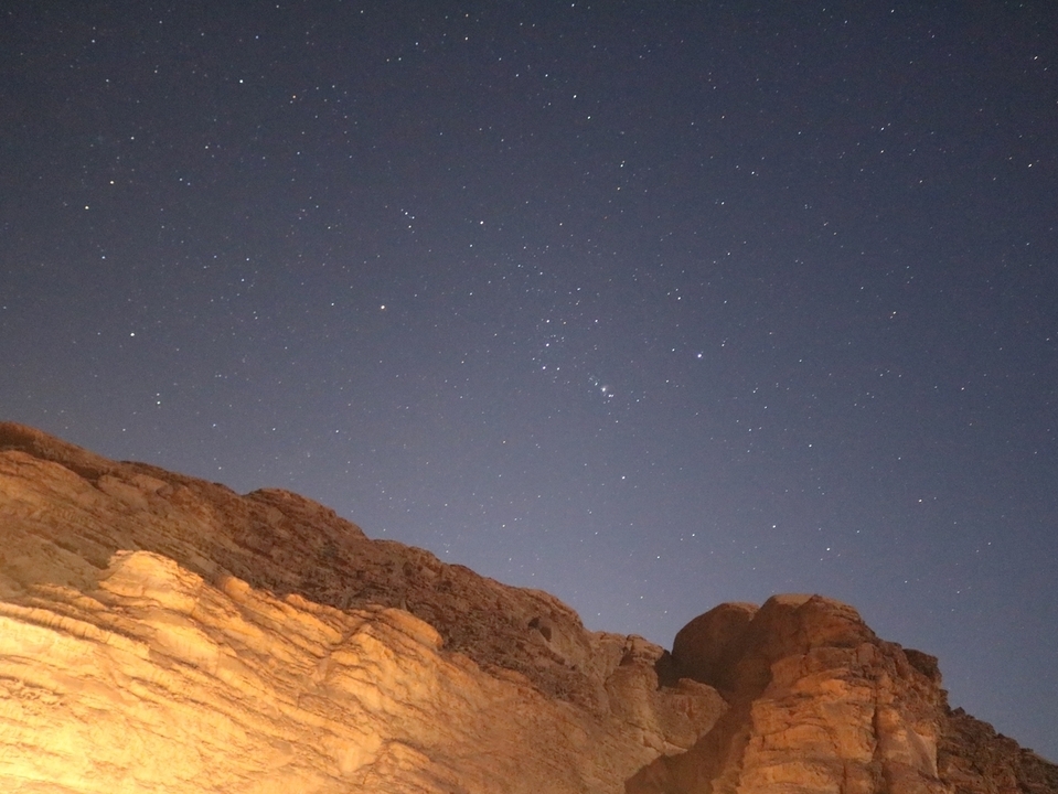 Ciel nocturne rempli d'étoiles au-dessus des falaises