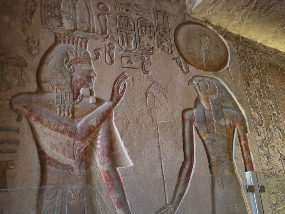 Sculptures murales de l'Égypte antique avec des hiéroglyphes colorés