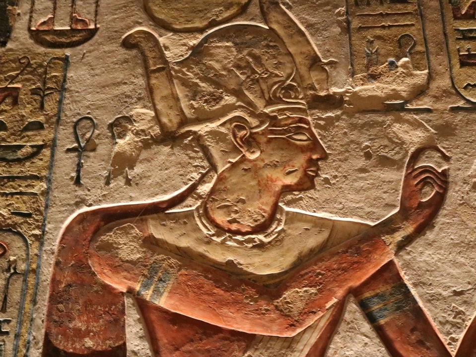 Images détaillées de dieux égyptiens sur un mur