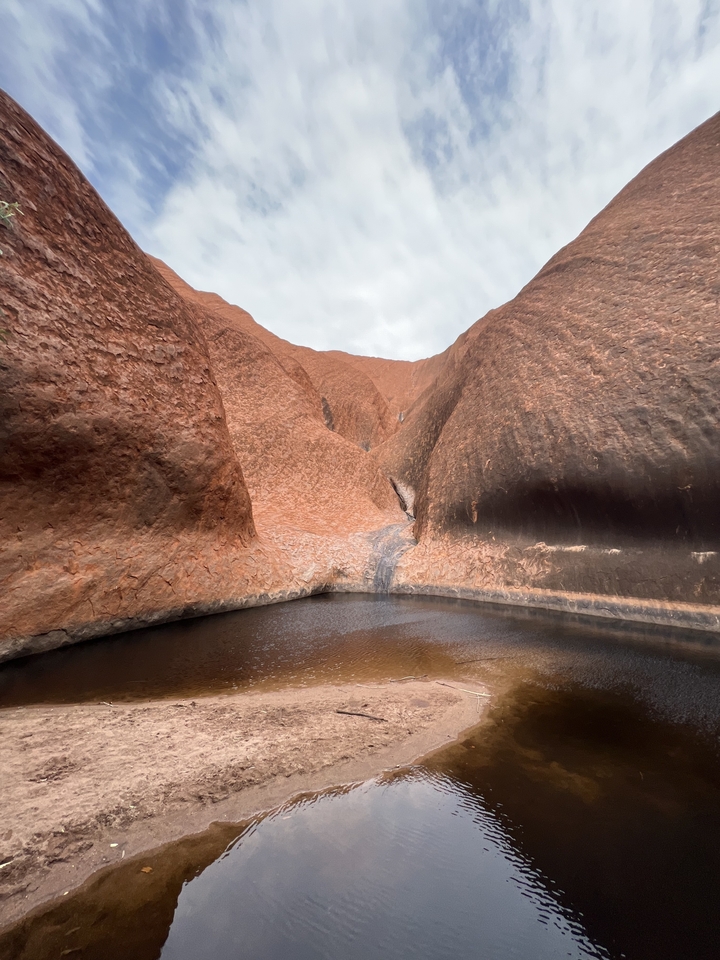 Affleurement rocheux avec un bassin naturel d'eau.