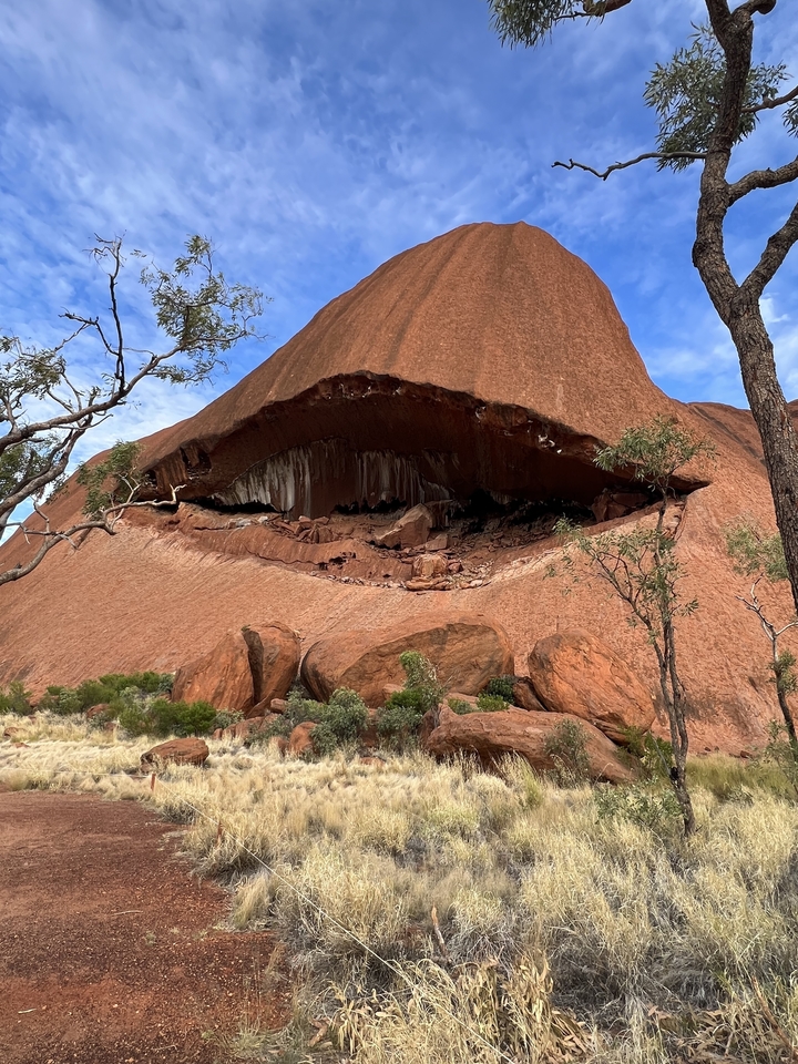 Formation rocheuse en forme d'œil avec des arbres au premier plan.