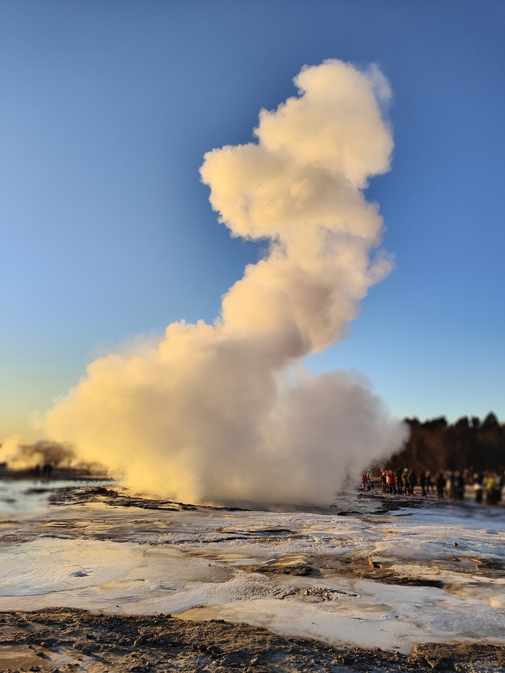 Vapeur géothermique s'échappant dans un ciel bleu.